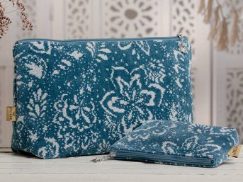 Изображение товара "INDIGO BLOOM Feiler шенилловая косметичка от Archive"