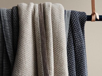 Изображение товара "RAINDROPS в тонах ELVANG DENMARK плед вязаный из шерсти бэби альпака от ELVANG denmark"