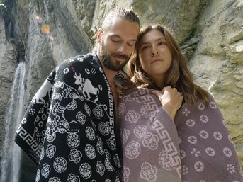 Изображение товара "FOLKLORE  CHUELI Weseta Switzerland махровое полотенце в тонах от Weseta"